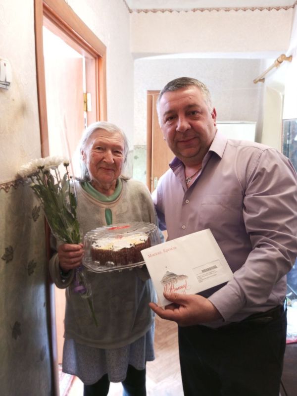 Дмитрий Лысенко: Сегодня, 5 мая 2023, глава Пелагеевской поселковой администрации, Роман Грицай, поздравил жительницу...