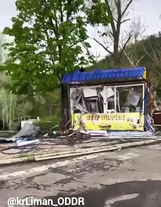 Разрушенный мост через реку Северский Донец в Славяногорске (Святогорске)