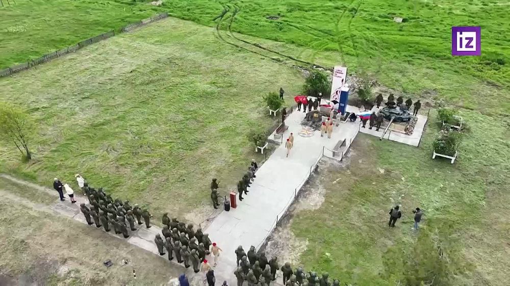 В сквере у вечного огня в ДНР был открыт памятник "Защитникам Донбасса"