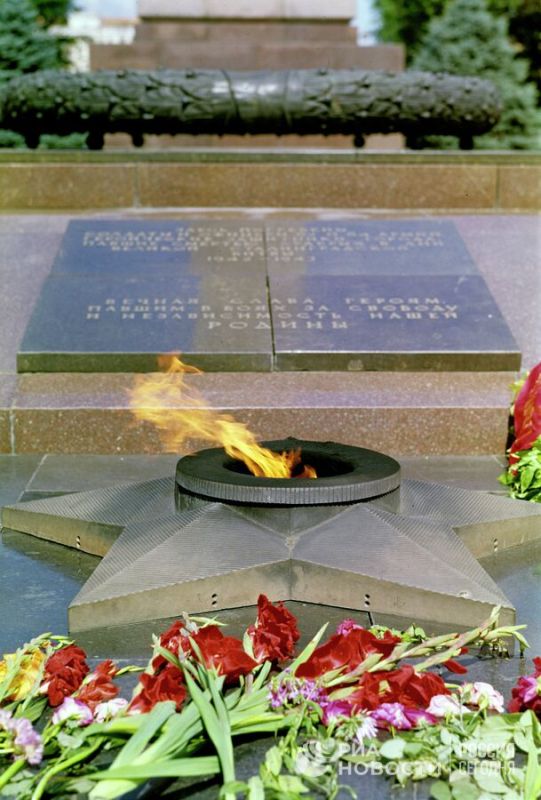 Частицу Вечного огня из Волгограда привезли на Саур-Могилу в ДНР