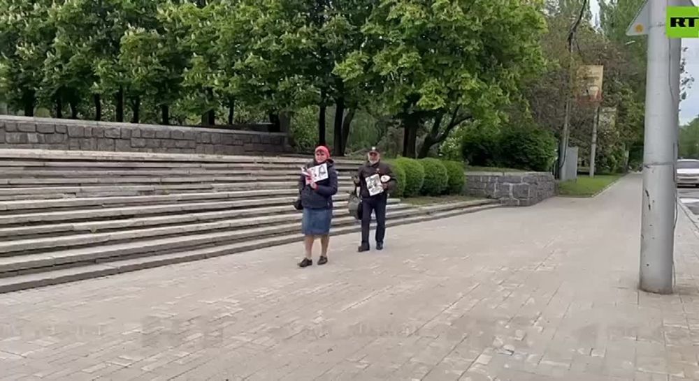 Роман Косарев: Несмотря на то что в Донецке решили не проводить массовые мероприятия, связанные с Днём Победы, люди всё равно выходят на улицы с портретами родных, которые сражались в Великой Отечественной войне