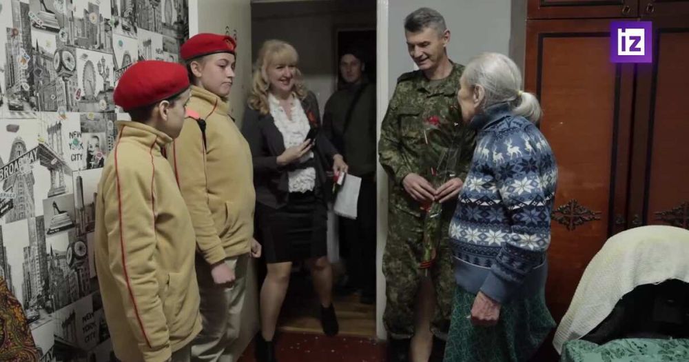 Военные и юнармейцы поздравили ветеранов из Мариуполя с Днем Победы