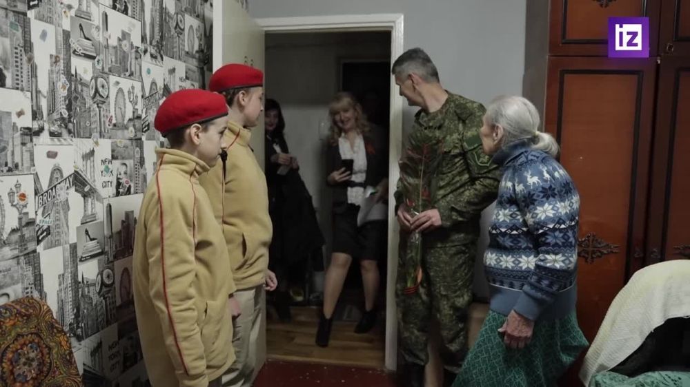 Юнармейцы и представители военного комиссариата навестили ветеранов из Мариуполя и поздравили их с Днем Победы