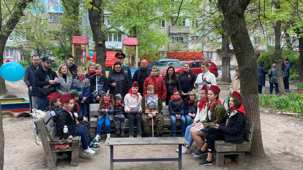 Василий Ткачук: Акция «#ПоемДвором». Сегодня, 9 мая, жители Калининского района г. Донецка во дворе по улице Цусимская и бульвару Шахтостроителей, приняли активное участие в акции #ПоёмДвором и пели любимые песни военных лет