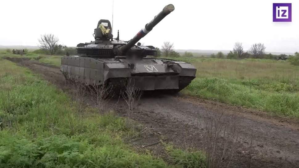 Экипаж танка Т-80БВМ нанес удары по украинским позициям в зоне СВО