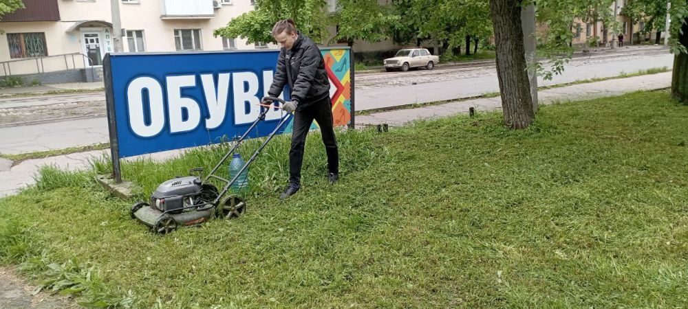 Василий Ткачук: Муниципальным унитарным предприятием администрации г. Донецка "Управляющая компания Калининского района г. Донецка" организован покос травы по проспекту Павших Коммунаров, д. 84