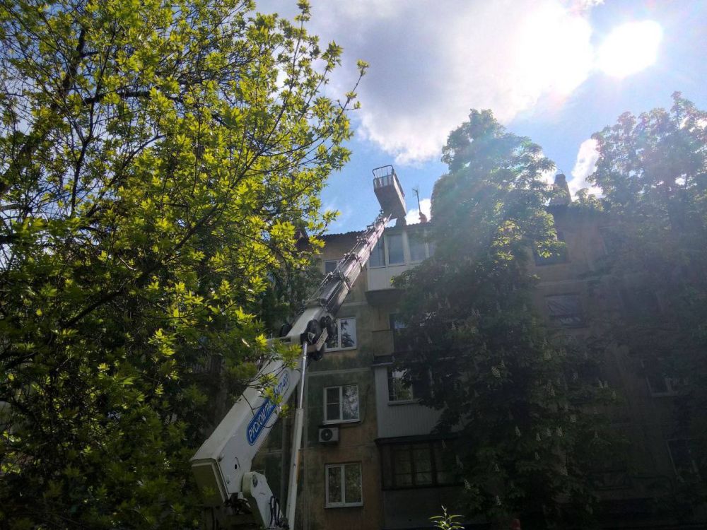 Василий Ткачук: Подрядчиком ( г.Москва) продолжаются работы по ремонту кровли жилого многоквартирного дома № 80 по ул. Краснофлотская, повреждённой в результате артобстрела