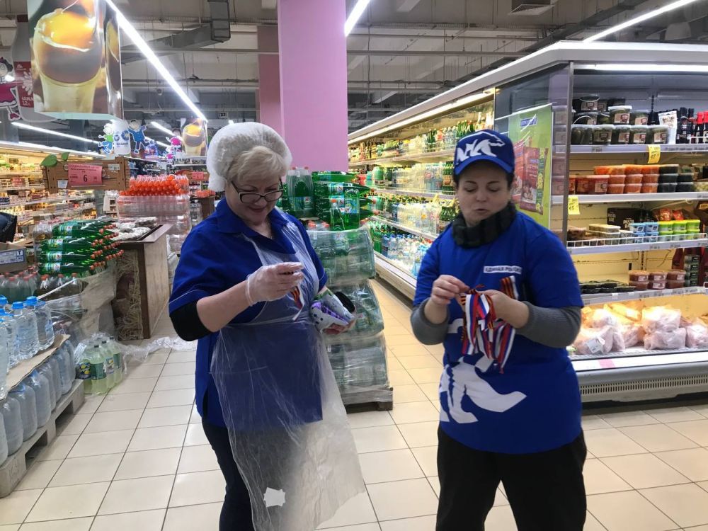 Василий Ткачук: Сегодня, 11 мая, активисты и жители Калининского района города Донецка приняли участие в раздаче ленточек приуроченной ко Дню Донецкой Народной Республики