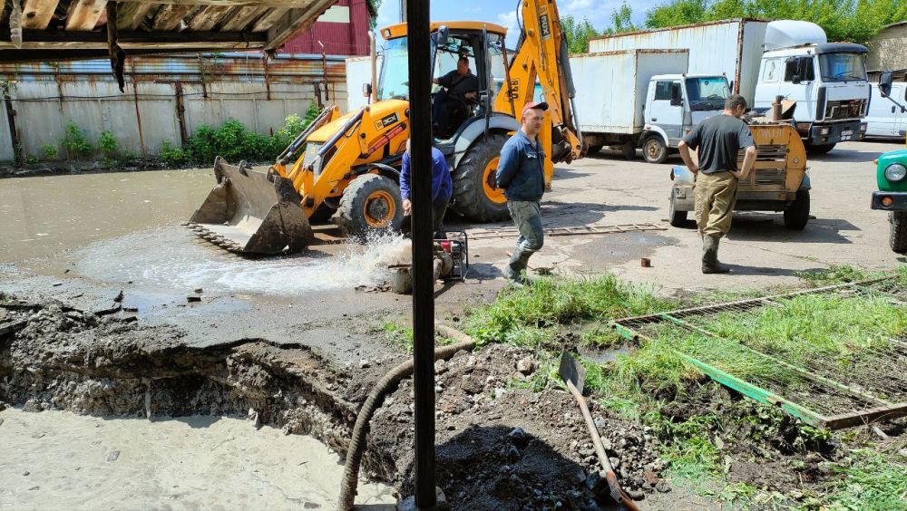 Василий Ткачук: ГУП ДНР "ВОДА ДОНБАССА" ведутся работы по ликвидации аварийной ситуации на водоводе д=800 мм по улице Складская