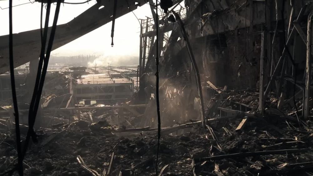 Выход этого маленького фильма по мотивам стихотворения «Госпиталь» Влад МАЛЕНКО посвящает своему собрату Захару ПРИЛЕПИНУ. Выздоравливай, Захар, восстанавливайся - и дальше: пиши, сражайся, жги глаголом