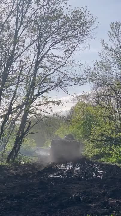 ������� T-72EA ����� �� ������ �������� ������������� YPR-765 � ������ ������� (���������)