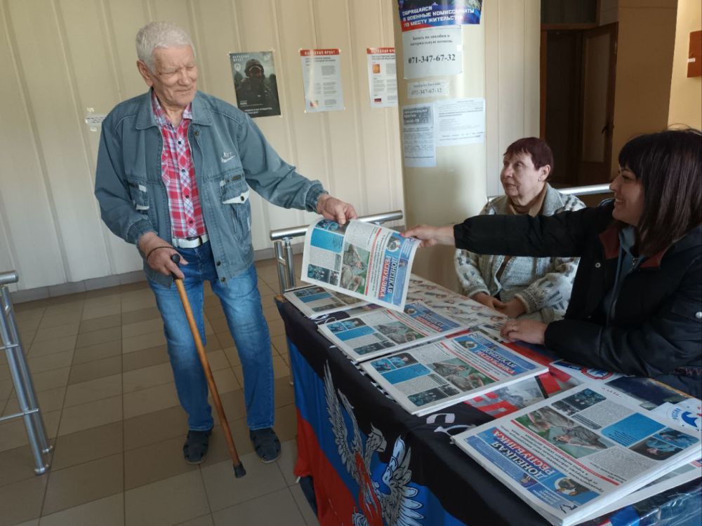Василий Ткачук: Активисты местного отделения Общественного Движения «Донецкая Республика» в Калининском районе города Донецка, каждый понедельник, среда и пятница с 09:00 до 11:00 проводят пикет в здании администрации Калининского района Донецка
