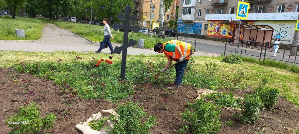 Василий Ткачук: Муниципальным унитарным предприятием администрации г. Донецка "Зеленое строительство Калининского района" ведутся работы по уборке клумб и покосу травы по бульвару Шевченко