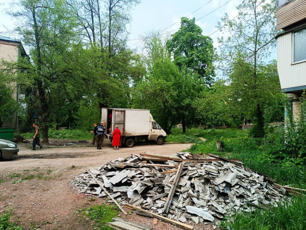 Василий Ткачук: Подрядчиком ( г.Москва) ведутся работы по восстановлению жилого дома № 98 "А" по пр-ту Ильича, а именно установка пластиковых стеклопакетов и шиферной кровли, поврежденных в результате артобстрела