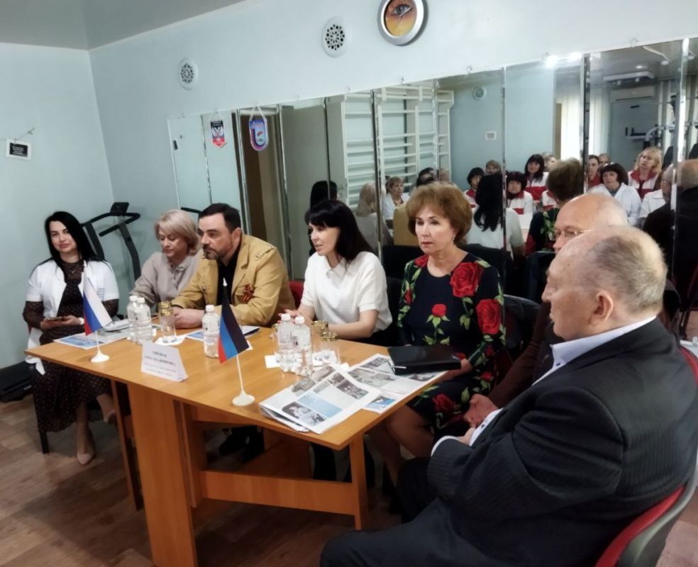 Василий Ткачук: Сегодня, 16 мая, в Калининском районе Донецка прошла встреча представителей администрации района с трудовым коллективом «Донецкий врачебно-физкультурный диспансер» Калининского района города Донецка