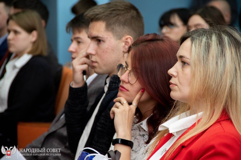 Владимир Бидёвка открыл первое пленарное заседание Молодёжного Парламента ДНР III созыва