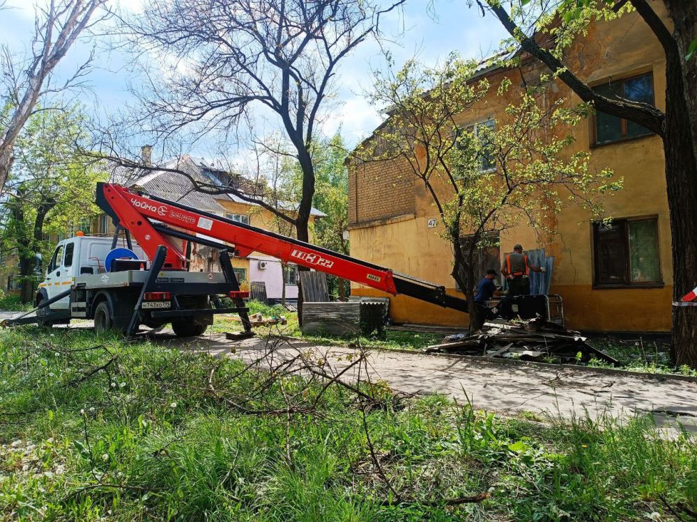 Василий Ткачук: Подрядчиком г. Москва ведутся работы по ремонту кровель многоквартирного жилого фонда по адресу ул. Владычанского, д. №№ 47,49 , поврежденных в результате артобстрела