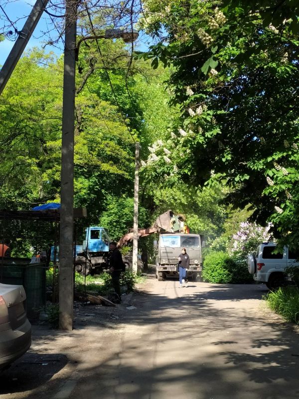 Василий Ткачук: ООО "ЭК"ГРОМАДА" совместно с МУП АГД "УК" организованы работы по вывозу крупногабаритных отходов с территории жилых домов №№ 77, 83 по бульвару Шевченко с привлечением специализированной техники