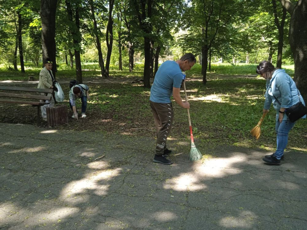 Василий Ткачук: В четверг, 18 мая, в рамках проведения акции «чистый четверг» силами предприятий, учреждений Калининского района г. Донецка организована уборка и наведение чистоты в районе