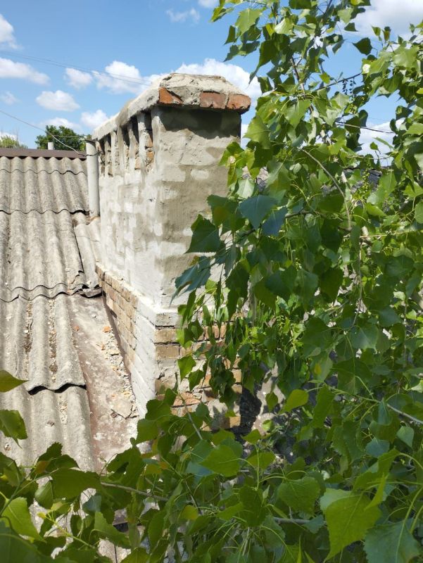 Василий Ткачук: Муниципальным унитарным предприятием администрации г. Донецка "Управляющая компания Калининского района г. Донецка" выполнены работы по ремонту оголовка на кровле дома № 85 по ул. Цусимская