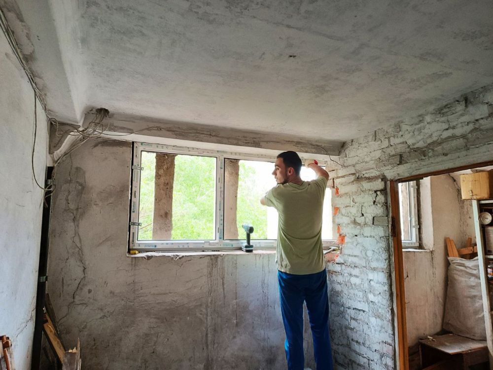 Василий Ткачук: Подрядной организацией г.Москва ведутся работы по установке пластинниковых окон в многоквартирных жилых домах №6 - 8А по ул. Капитана Ратникова