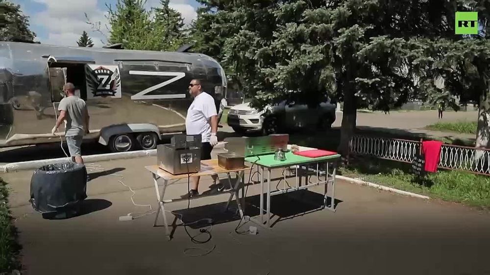 Руслан Дудников: Волонтёры из Челябинска привезли свой фирменный фастфуд в Донбасс — для поднятия духа солдат и местного населения