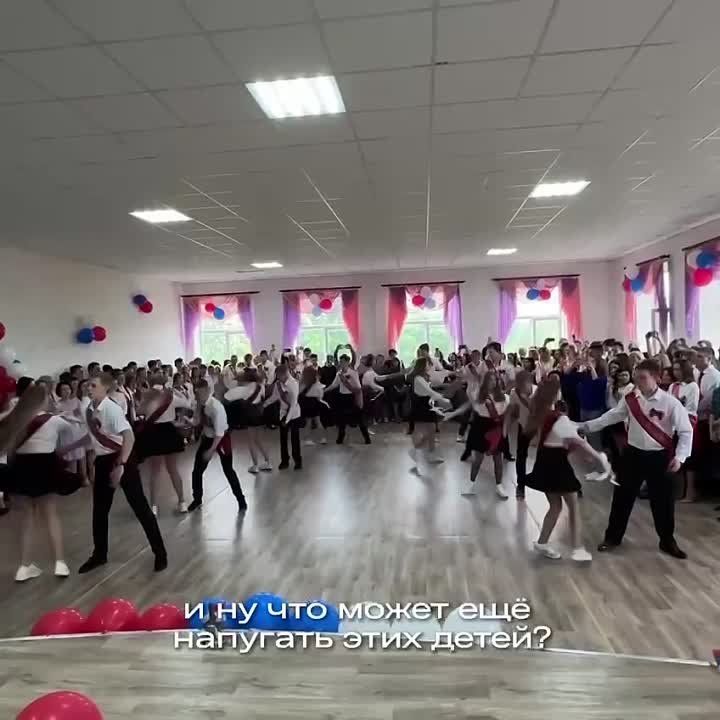 «Оставаться на родной земле и развивать свой регион», — и.о. министра молодежной политики ДНР Кирилл Макаров поздравил выпускников с последним звонком и призвал их оставаться в родном Донбассе!