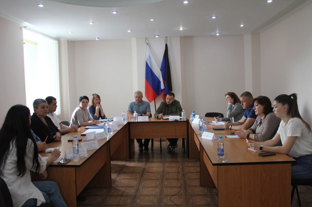 Николай Михайлов: Сегодня, 24 мая, принял участие в заседании «круглого стола» с участием исполняющего обязанности Министра молодёжной политики Донецкой Народной Республики Кириллом Макаровым