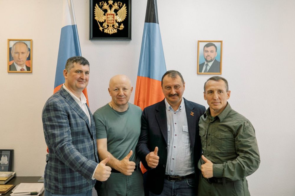 Олег Моргун: Лично встретил 20 тысяч рулонов современных виниловых обоев, которые сегодня доставила в город автоколонна из Ленинградской области