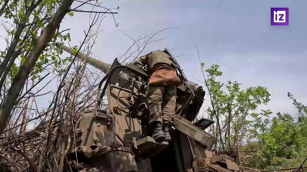 Корреспондент "Известий" Даниил Левин увидел, как "Гиацинты" уничтожают позиции ВСУ в Угледаре