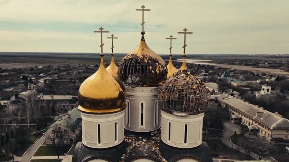 В рамках проекта “ПОЭЗОФРОНТ” народный артист России ДМИТРИЙ ПЕВЦОВ читает стихотворение ЕВГЕНИИ БИЛЬЧЕНКО "Солдатская молитва"