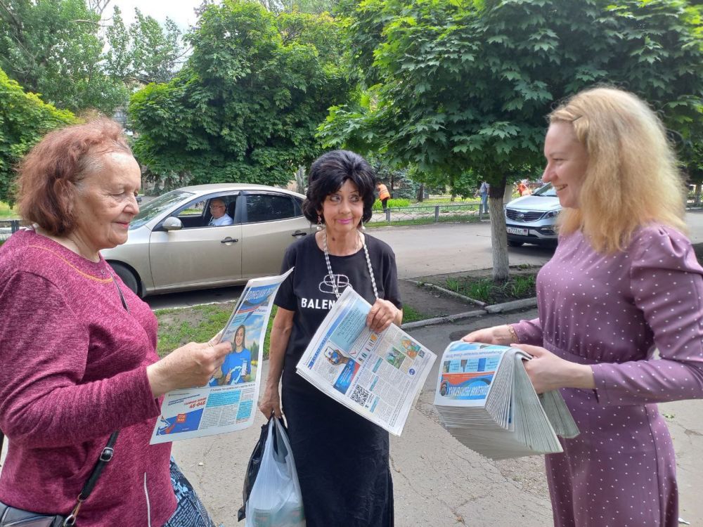 В Торезе продолжается раздача газет ОД «ДР»