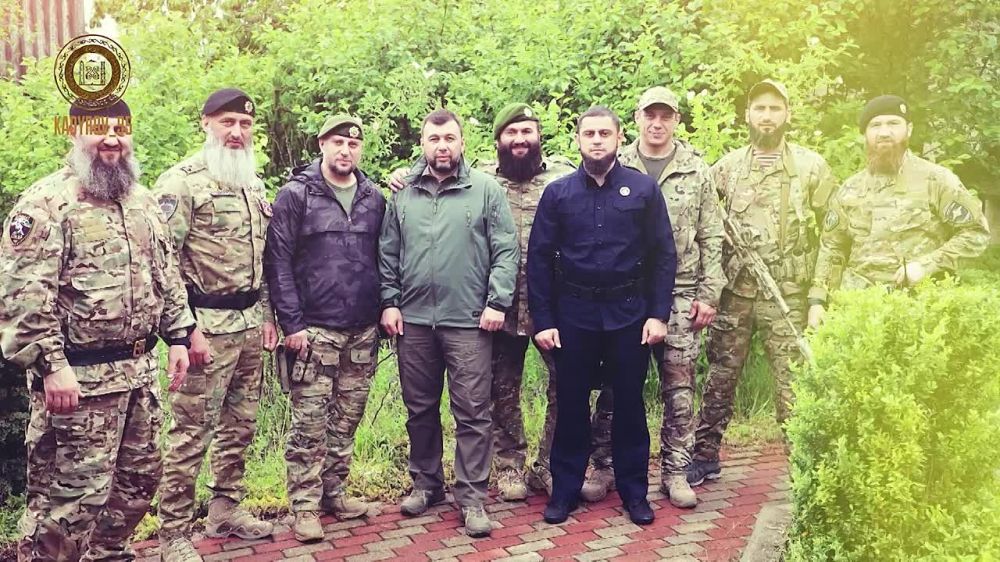 Врио главы Донецкой Народной Республики Денис Пушилин вместе с министром Чеченской Республики по национальной политике...