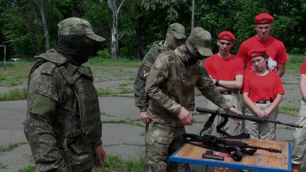 Мариупольские юнармейцы выполнили нормативы по разборке и сборке автомата Калашникова