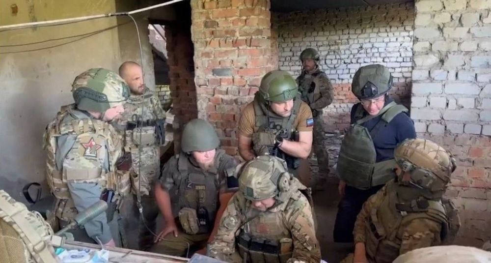 Сергей Марков: Сергей Кириенко, 1й зам главы администрации президента России, вместе с Денисом Пушилиным, главой ДНР, побывали на переднем крае боев и пообщались с офицерами и солдатами