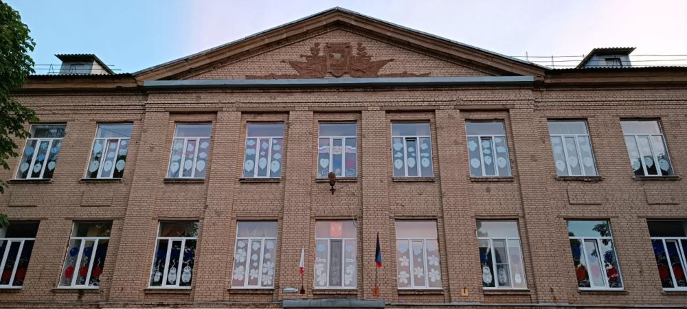 Руслан Дудников: В преддверии Дня России на окнах города Иловайска появились тематические праздничные украшения в рамках всероссийской акции "Окна России"