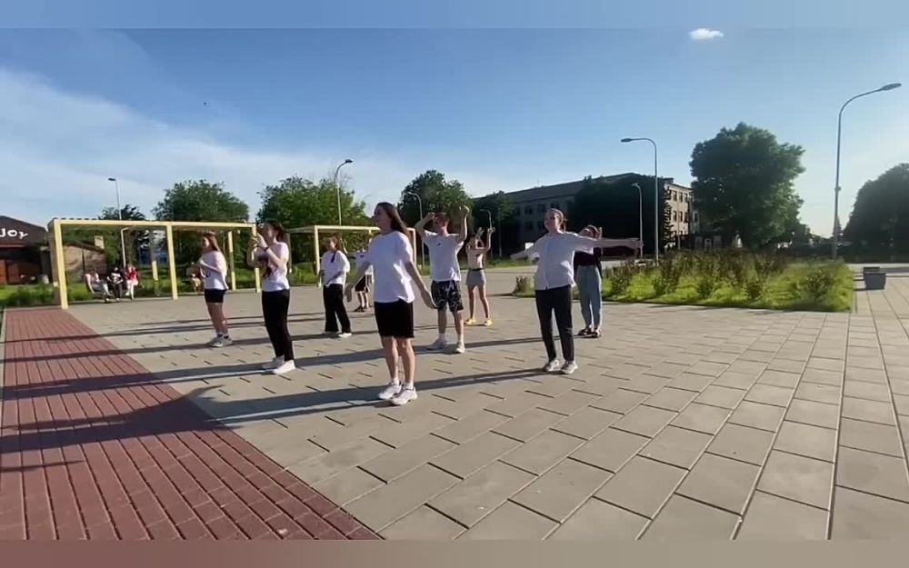 Руслан Дудников: Активисты РДДМ "ДВИЖЕНИЕ ПЕРВЫХ" МБОУ "СШ № 12" приняли участие в праздничном флешмобе ко Дню России