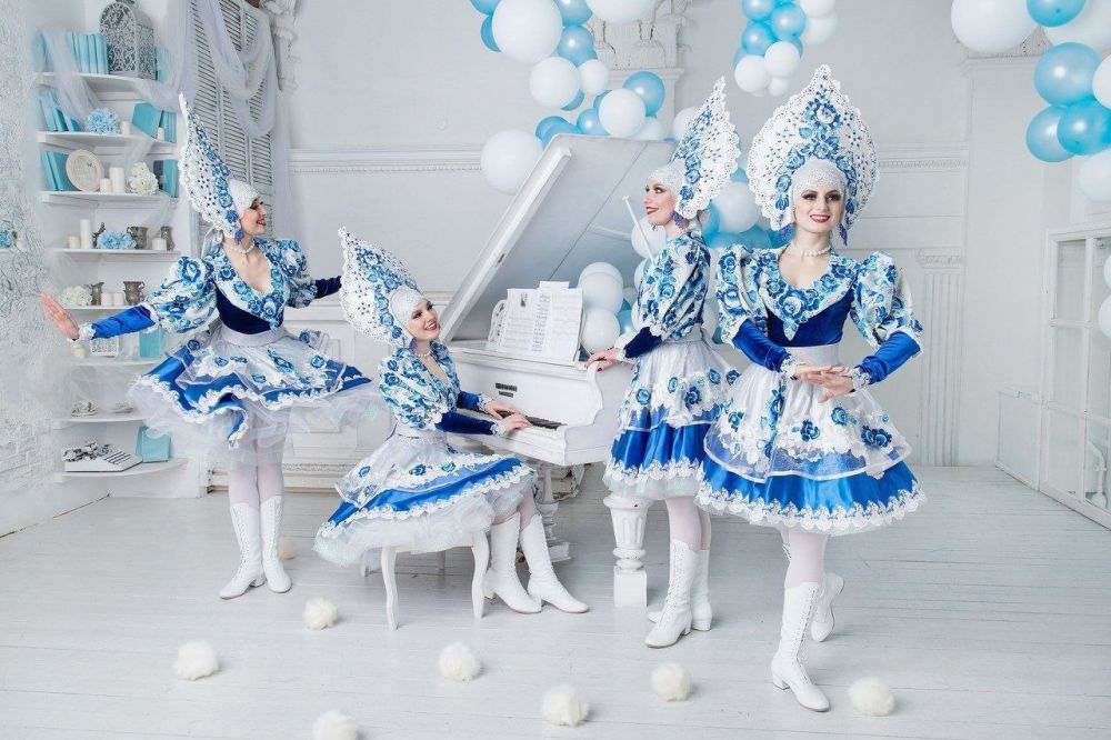 Руслан Дудников: Сине-голубые цветы и витиеватые узоры на белоснежном фоне — воплощение русского стиля