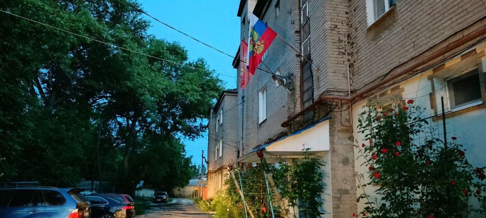 Руслан Дудников: В рамках акции "Флаг во дворах" жители города Воинской Славы Иловайска подготовились ко Дню России и организовали размещение флагов Российской Федерации на домах и окнах