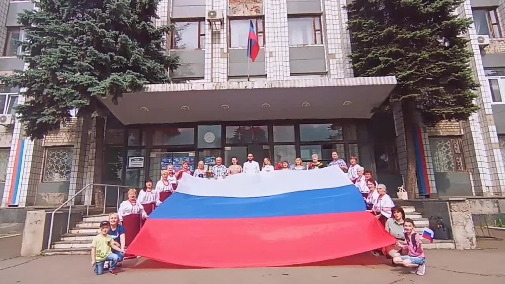 Руслан Дудников: Сегодня, в День России, состоялась встреча-знакомство в Телемосте между хоровым коллективом "Калина" из Иловайска и клубом песни "Высота" Из Санкт-Петербурга