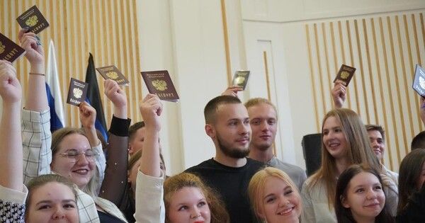 Десяткам молодежных активистов ДНР в День России выданы паспорта РФ