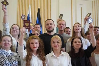 Активистам молодежных организаций ДНР вручили российские паспорта