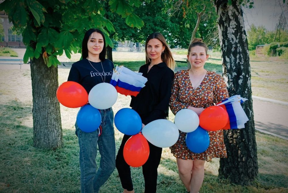 Руслан Дудников: В преддверии Дня России активисты местного отделения ВПП "Единая Россия" провели патриотическую акцию по раздаче ленточек, флажков и воздушных шаров "Российский триколор"