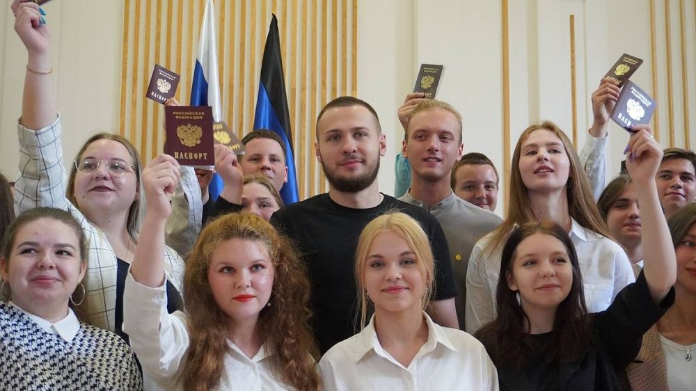 Активистам молодежных организаций ДНР вручили российские паспорта