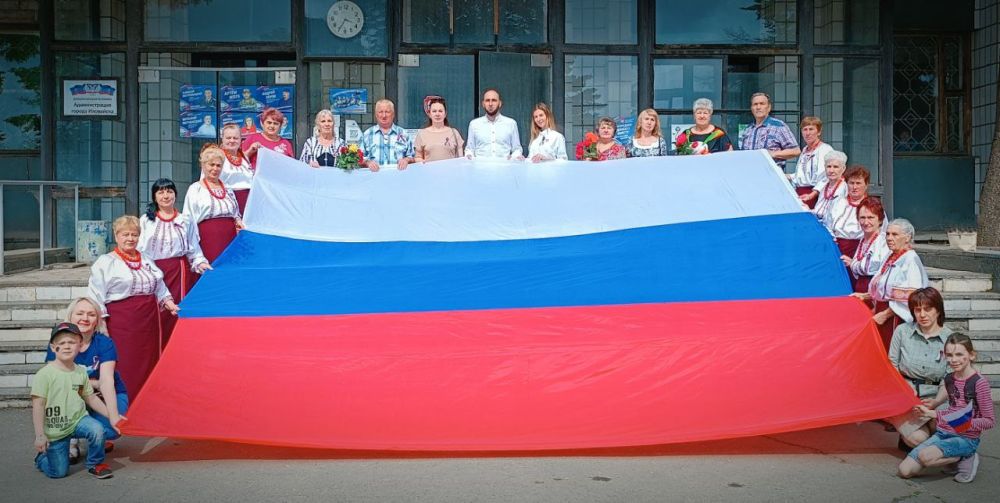 Руслан Дудников: В преддверии Дня России, активисты партии Единая Россия совместно с учреждениями и жителями города Иловайска приняли участие в акции "С Россией в сердце"