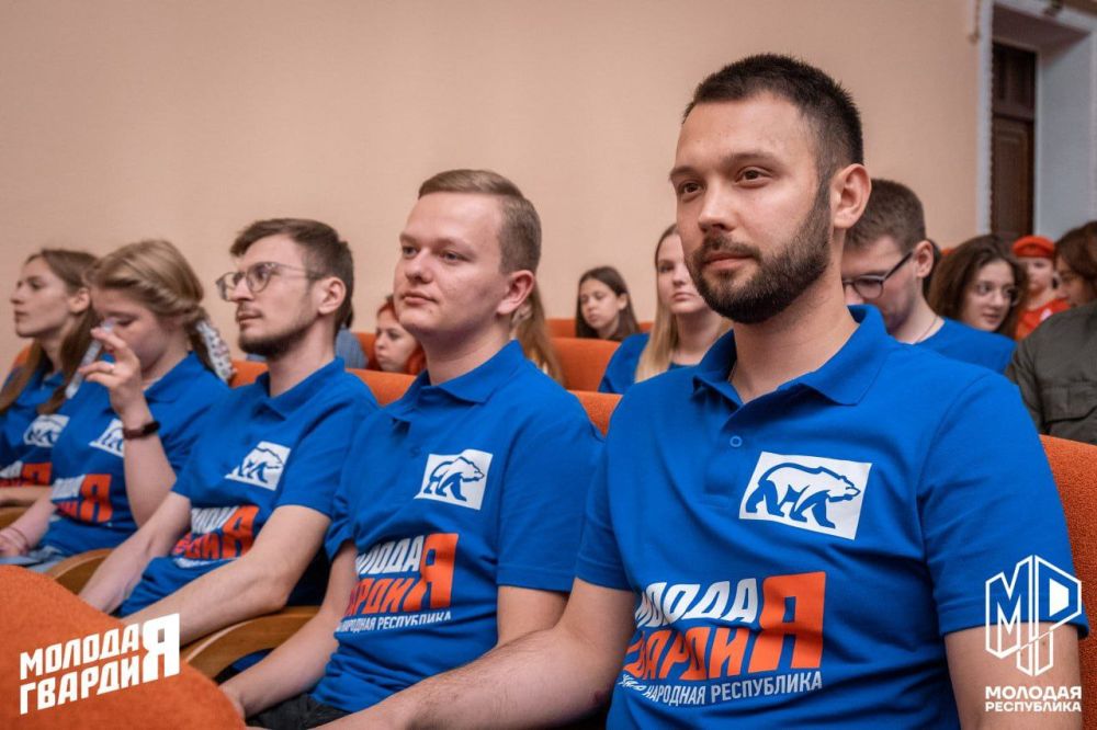 Денис Пушилин наградил самую активную молодёжь Донбасса