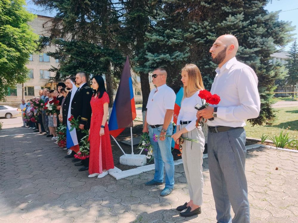 Руслан Дудников: Сегодня, в День памяти и скорби, возложил цветы к мемориалу "Скорбящая мать"