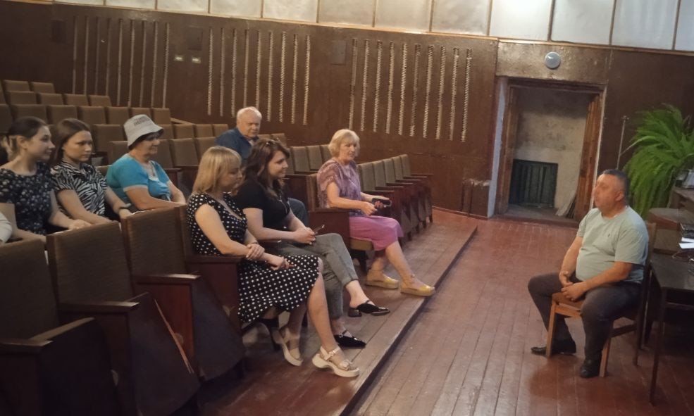 Сегодня, 22 июня, глава Пелагеевской поселковой администрации Роман Грицай провел встречу с трудовым коллективом коллективом МБУ «Клуб «Прогресс» города Тореза»