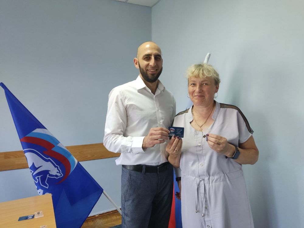 Руслан Дудников: В ходе торжественной церемонии иловайчанам, которые ранее сделали свой выбор, вручил партийные билеты ВПП «Единая Россия», а также символичный значок