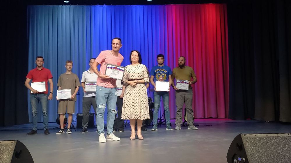 Сегодня во Дворце культуры имени Героя России Владимира Жоги, были награждены волонтёры и представители местных штабов молодёжных организаций